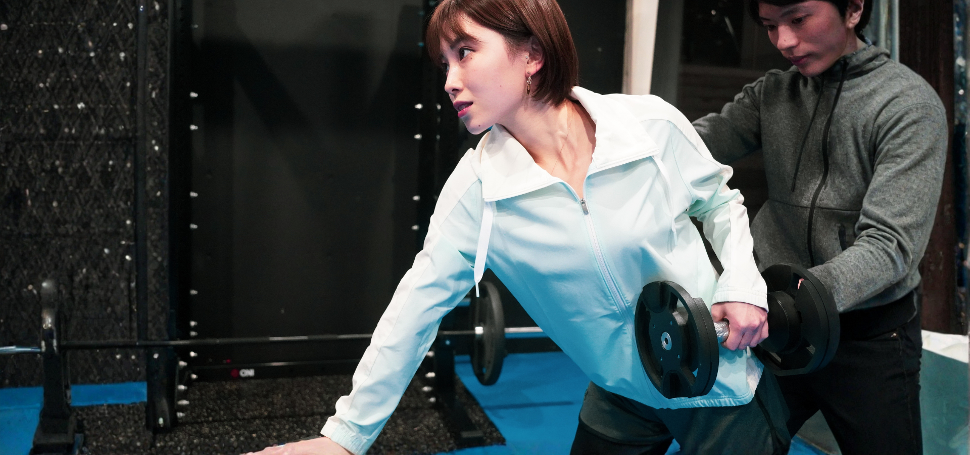 女性がパーソナルトレーニングを受けている画像